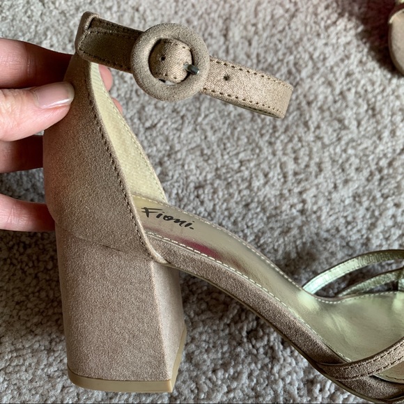 Fioni Block Heel Sandal Size: 7 - Picture 6 of 14